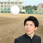 高校で視野を広げ、憧れていたプロの世界へ飛び込む神戸弘陵高の村上泰斗投手＝神戸市北区、同校グラウンド