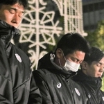 黙とうするＪ１神戸の（左から）山川哲史、吉田孝行監督、武藤嘉紀ら＝神戸市中央区、東遊園地