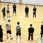 阪神・淡路大震災の犠牲者に黙とうをささげるＢ２神戸の選手ら＝尼崎市内