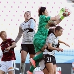 ＩＮＡＣ神戸－三菱重工浦和　後半、ゴール前で競り合うＩＮＡＣ神戸のスアレス（左から２人目）ら（撮影・小林良多）