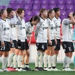 ＩＮＡＣ神戸－三菱重工浦和　決勝進出を逃し肩を落とすＩＮＡＣ神戸イレブン（撮影・小林良多）
