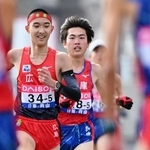 兵庫の５区藤岡孝太郎（右）が中継所へとスパートをかける＝１９日午後、広島市西区（撮影・大田将之）
