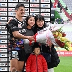 公式戦出場１５０試合を達成し、家族に祝福される神戸の日和佐篤（左）＝１９日午後、神戸市兵庫区御崎町、ノエビアスタジアム神戸（撮影・斎藤雅志）