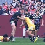 １試合限りの特別なジャージーを着用し、熱戦を繰り広げるコベルコ神戸スティーラーズの選手たち＝19日午後、神戸市兵庫区、ノエビアスタジアム神戸（撮影・斎藤雅志）
