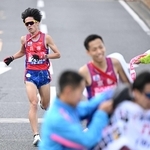 京都、大阪に抜かれ、１０位でフィニッシュする兵庫のアンカー片川祐大（撮影・大田将之）