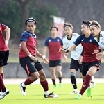 町田との練習試合に臨む神戸の選手たち。神戸から町田に移籍した菊池（右）も出場した＝２１日、沖縄県西原町、西原町民陸上競技場（撮影・大田将之）