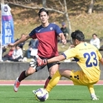 沖縄ＳＶとの練習試合でゴールを決める神戸の武藤＝２１日、沖縄県西原町、西原町民陸上競技場（撮影・大田将之）