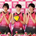 姫路のユニホームを披露する（左から）秋本美空、河俣心海、矢田和香＝姫路市本町、イーグレひめじ
