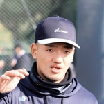 母校育英高のグラウンドで「高校では守備の全てを教わった」と語る広島の矢野雅哉内野手＝神戸市須磨区