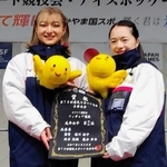 フィギュア成年女子で都道府県成績２位となった兵庫の坂本花織（左）と籠谷歩未