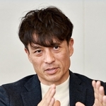 ４７都道府県を訪問している日本サッカー協会の宮本恒靖会長＝３１日午後、神戸市中央区東川崎町１、神戸新聞社（撮影・長嶺麻子）