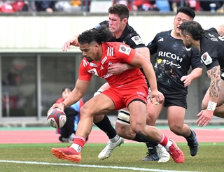 神戸－ＢＲ東京　前半、トライを決める神戸のモエアキオラ（撮影・斎藤雅志）