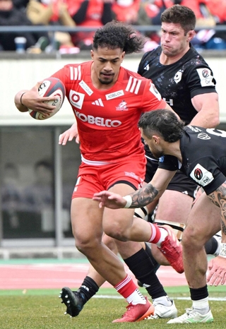 神戸－ＢＲ東京　前半、トライを決める神戸のモエアキオラ（撮影・斎藤雅志）