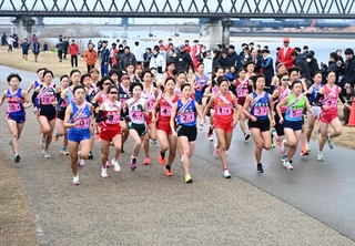 号砲とともに駆け出す女子の選手たち＝加古川市、加古川河川敷マラソンコース（撮影・大田将之）
