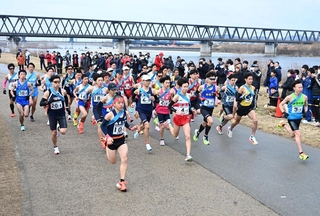 号砲とともに駆け出す男子の選手たち＝加古川市、加古川河川敷マラソンコース（撮影・大田将之）
