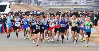 一斉にスタートを切る男子１区の選手ら＝２日午前、加古川市加古川町河原、加古川河川敷マラソンコース（撮影・斎藤雅志）
