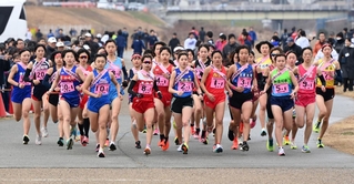 一斉にスタートを切る女子１区の選手ら＝２日午前、加古川市加古川町河原、加古川河川敷マラソンコース（撮影・斎藤雅志）