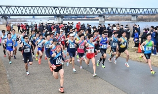 号砲とともに駆け出す男子の選手たち＝加古川市、加古川河川敷マラソンコース（撮影・大田将之）