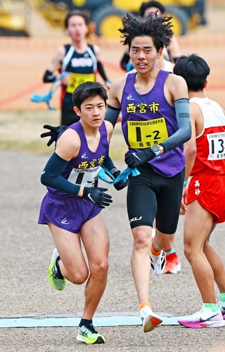 男子・西宮市の２区岩坂蓮太（右）からたすきを受け取る３区小阪琉碧（撮影・斎藤雅志）