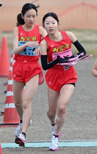 女子・西宮市の４区中本真菜（左）からたすきを受け取る５区阿曽杏香（撮影・斎藤雅志）