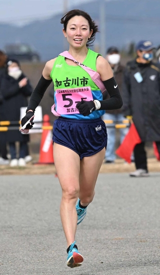 ３位でゴールする女子・加古川市の籔下明音（撮影・大田将之）