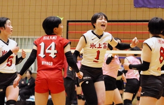女子決勝・氷上-親和　第１セット、得点を挙げて感情を表に出す氷上の溝上（中央）