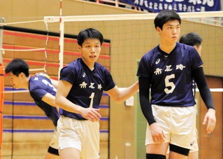 男子決勝・市尼崎-社　チームの中心として市尼崎の優勝に貢献した日々野（左から２人目）とハントラクル（同３人目）