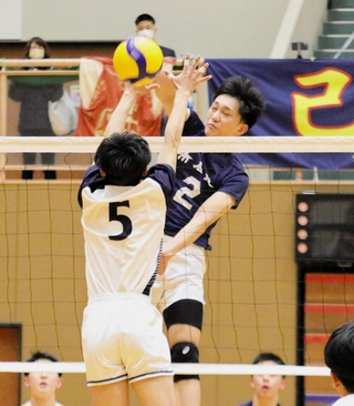 男子決勝・市尼崎-社　第２セット、高さを生かしたスパイクを打ち込む市尼崎の吉田