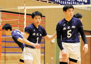 男子決勝・市尼崎-社　チームの中心として市尼崎の優勝に貢献した日々野（左から２人目）とハントラクル（同３人目）