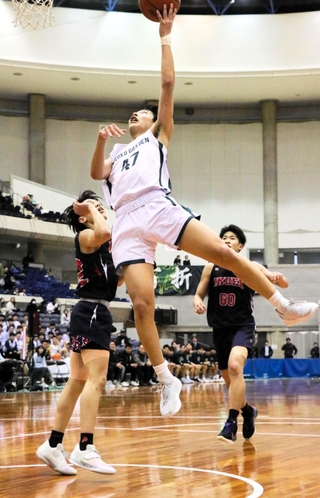 男子決勝・報徳－育英　第３クオーター、相手ゴール下を果敢に攻める報徳の野々部主将（４７）