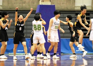 三田松聖－神戸龍谷　最終盤に逆転して勝利を決め、喜ぶ神戸龍谷（黒）の選手ら