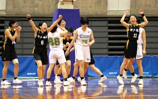 女子決勝・三田松聖－神戸龍谷　最終盤に逆転して優勝を決め、喜ぶ神戸龍谷（黒）の選手ら