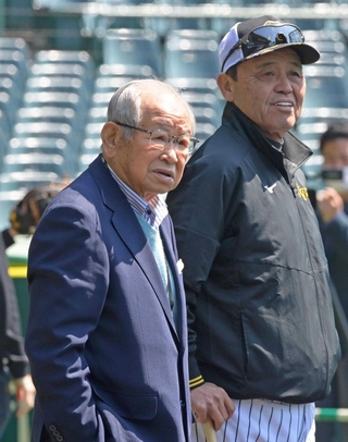 練習を見守りながら会話を交わす吉田義男さん（左）と阪神の岡田彰布監督＝２０２３年４月９日、西宮市の甲子園球場