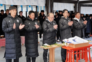 今季も複数のタイトル奪取を誓うＪ１神戸の（左から）山川哲史主将、吉田孝行監督ら＝神戸市兵庫区、和田神社