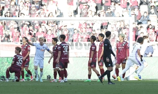 神戸-広島　後半、広島に追加点を奪われ、ぼう然とする神戸イレブン（撮影・西岡正）