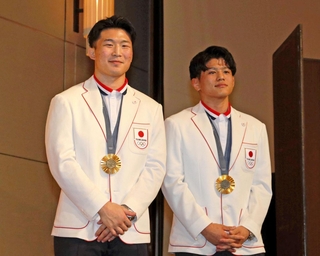 金メダルの報告会・祝賀会に出席した日下尚（左）と清岡幸大郎＝神戸市中央区港島中町６、神戸ポートピアホテル