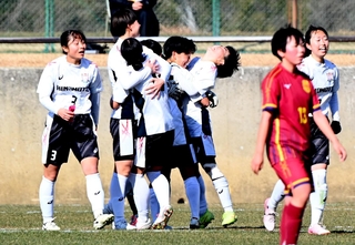 女子決勝・神戸弘陵－日ノ本　１-０で神戸弘陵に勝利し、優勝を決めて喜ぶ日ノ本イレブン＝９日午後、洲本市五色町、アスパ五色（撮影・斎藤雅志）