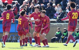 男子決勝・報徳－神戸弘陵　前半、得点を決めて喜ぶ池壱樹（右から２人目）ら神戸弘陵イレブン＝９日午後、洲本市五色町、アスパ五色（撮影・斎藤雅志）