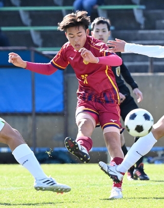 男子決勝・報徳－神戸弘陵　前半、シュートを決める神戸弘陵の池壱樹＝９日午後、洲本市五色町、アスパ五色（撮影・斎藤雅志）