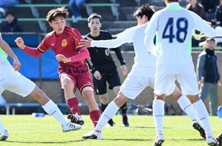 男子決勝・報徳－神戸弘陵　前半、シュートを決める神戸弘陵の池壱樹＝９日午後、洲本市五色町、アスパ五色（撮影・斎藤雅志）