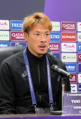 前日会見で、今季ホーム初戦での必勝を誓った神戸の本多＝神戸市兵庫区、ノエビアスタジアム神戸