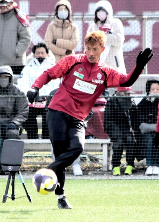 右足首の手術から驚異的な回復を遂げ、必勝を誓う神戸の本多＝４日、いぶきの森球技場