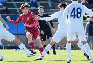 男子決勝・報徳－神戸弘陵　前半、シュートを決める神戸弘陵の池（撮影・斎藤雅志）