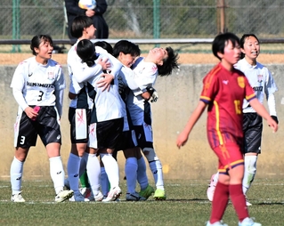 女子決勝・神戸弘陵－日ノ本　接戦を制し、喜ぶ日ノ本イレブン（いずれも撮影・斎藤雅志）