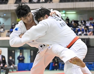 兵庫県選手権決勝　辻本拓記（右）を攻める小川竜昂（撮影・大田将之）