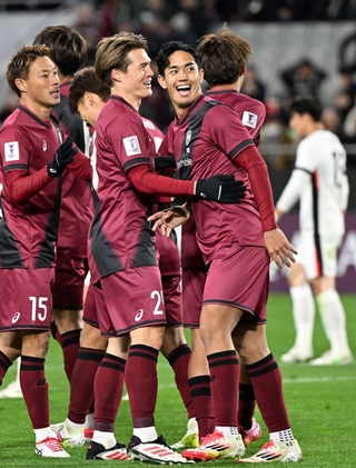 神戸-上海海港　前半、先制点を奪いサポーターに笑顔を見せる神戸の武藤（右から２人目）＝撮影・風斗雅博