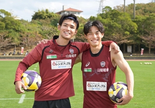 ８季ぶりに同期でタッグを組み、刺激を与え合う神戸の佐々木（左）と本山