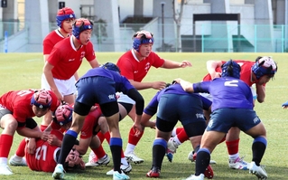 兵庫県高校新人大会３位決定戦・市尼崎戦で、敵陣でモールを形成して攻める神戸科技の選手たち
