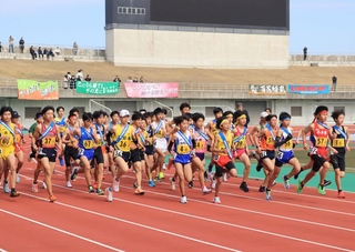 号砲に合わせて駆け出す男子１区の選手たち