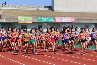 号砲に合わせて駆け出す女子１区の選手たち